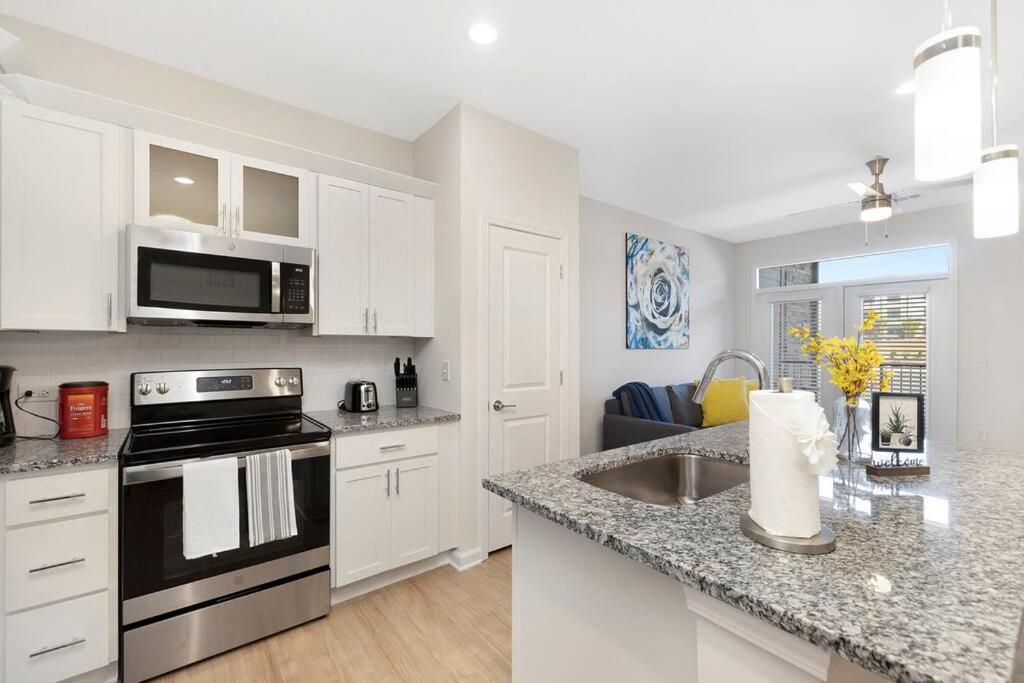 Stylish New Condo In קונקורד מראה חיצוני תמונה